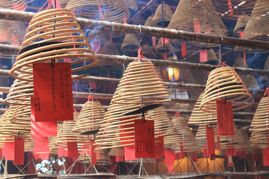 Man Mo Tempel - die Raeucherspiralen werden fuer Ahnen angezuendet