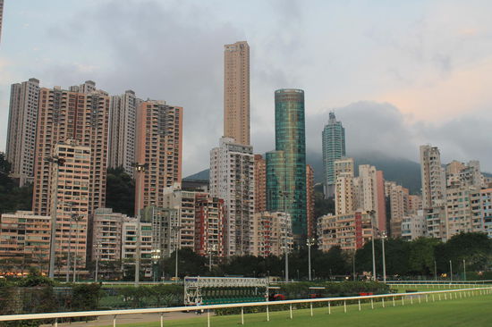 Hintergrundkulisse beim Pferderennen