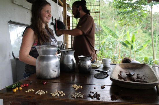 Die beiden haben die Kaffeetour gemacht. Vorne im Bild sieht man die verschiedenen Stufen von der Kaffeefrucht bis hin zum fertig gemahlenen Kaffee.