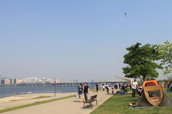 Familien in ihren Zelten am 1. Maifeiertag auf Yeouido