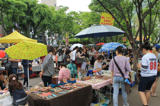 Kunsthandwerksmarkt jeden Samstag in Hongdae