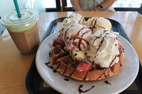 Laras Geburtstagsgeschenk - Icecream Waffle und Green Tea Latte bei Beans Bins in Hongdae