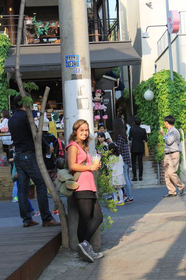 Lara mit ihrem neuen Lieblingsgetraenk Green Tea Latte in Seongchong-Dong