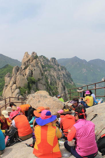 Koreanische Wandergruppe beim Mittagessen auf dem Gipfel mit Reis, Kimchi und mindestens 10 anderen Beilagen