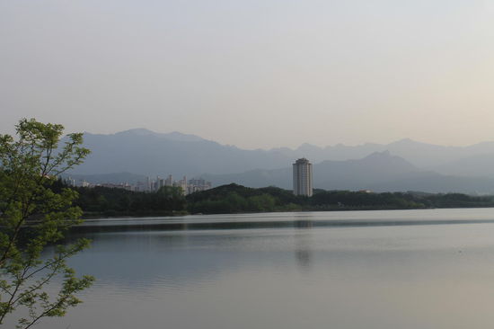 Lagune mit dem Seoraksan Park im Hintergrund