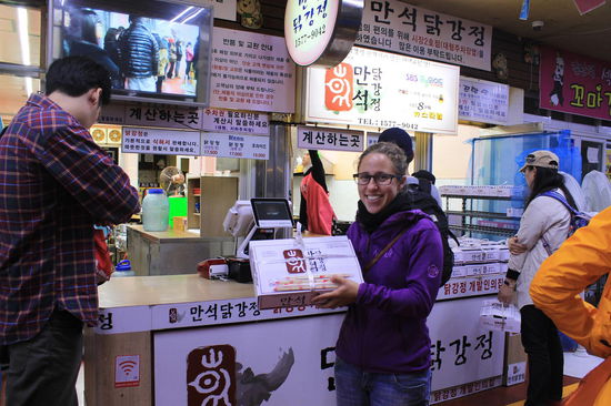 Auf dem Markt in Sokcho gibt es das beruehmte Manseok Chicken mit einer besonderen Marinade. Jeden Tag ist einer lange Schlange vor dem Marktstand ueber den es sogar eine Reportage auf mehreren Fernsehsender gab.