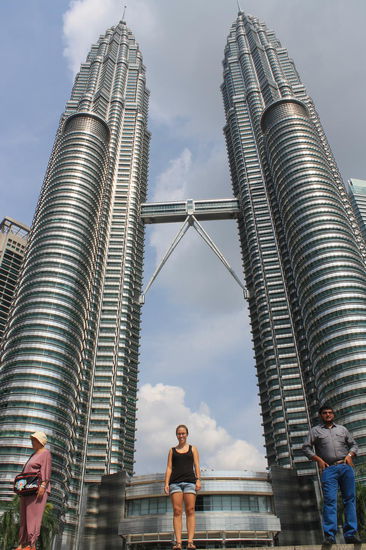 Chris und Andere vor dem Petronas Twin Towers