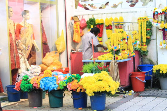 Stand mit Blumenkraenzen fuer hinduistische Tempel