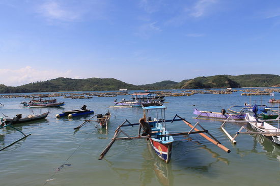 Mit diesem Boot wurden wir in Gerupak zum Surfspot gebracht