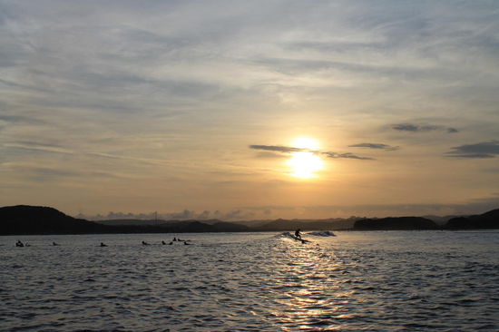 Surfen in Gerupak beim Sonnenuntergang