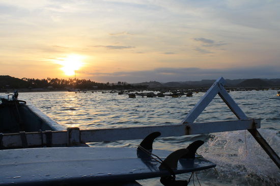 Surfen in Gerupak beim Sonnenuntergang