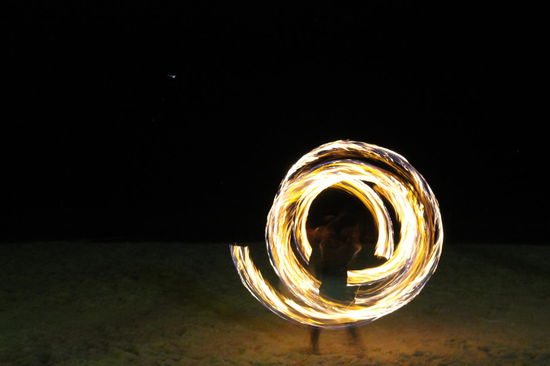 Jeden Abend gab es Feuershows am Strand in Kuta