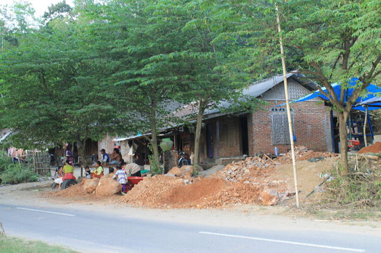 Familien, die Zeigelsteine produzieren fuer den Bauboom im Sueden von Lombok