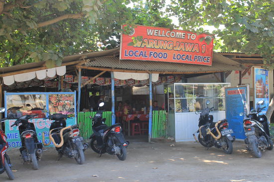 Unser Lieblingswarung in Kuta, bei dem wir fast jeden Tag Mittag gegessen haben. In der Vitrine sind die verschiedenen Bestandteile fuer Nasi Campur, die man sich selbst zusammen stellen kann.