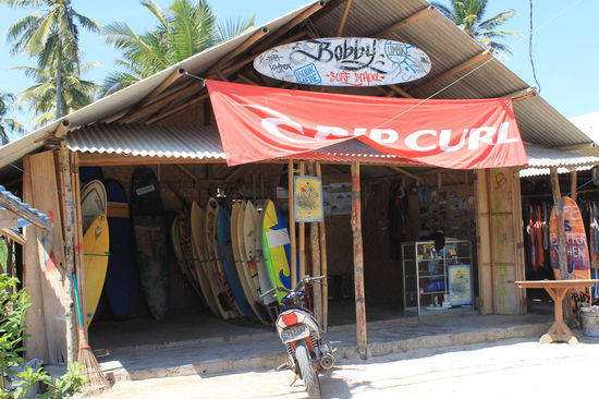 Einer der vielen Shops in Kuta in dem man Surfbretter ausleihen kann