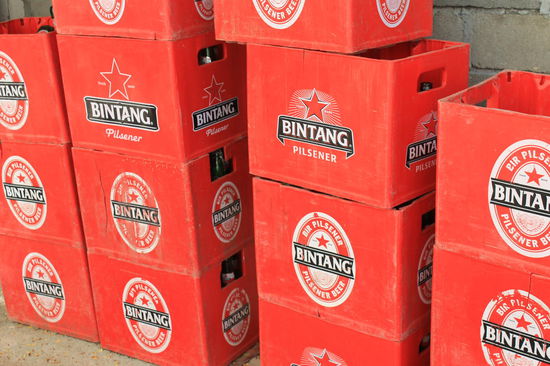 Wenn es Bier gibt, dann Bintang. Es wird sogar als Synonym fuer Bier verwendet. Bier ist allerdings im Verhaeltnis relativ teuer, ein Bier kostet meistens mehr als ein Essen in einem Warung.