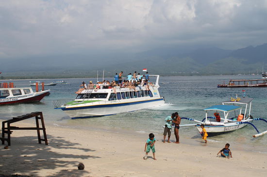 Speed Boat das nach Bali faehrt, wir sind allerdings aus finanziellen Gruenden mit dem Slow Boat- einer riesigen Faehre die statt 1,5 Std. 5 Stunden dauert - nach Bali gefahren.
