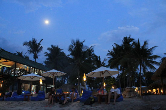 Bar am Strand beim Sonnenuntergang