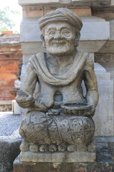 Statuen, wie diese gibt es fast vor jedem Haus in Ubud