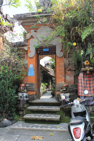 Tempelartige Hauseingaenge in unserer Strasse