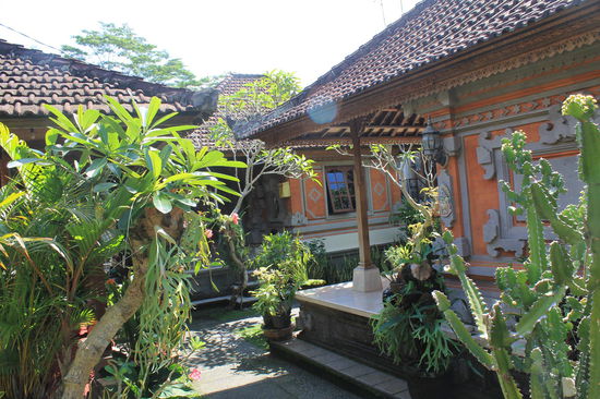 Unser Homestay -  in vielen Haeusern in Ubud wohnt die ganze Familie. In der Mitte des Innenhofes ist ein Bungalow der als open-air-Wohnzimmer dient.