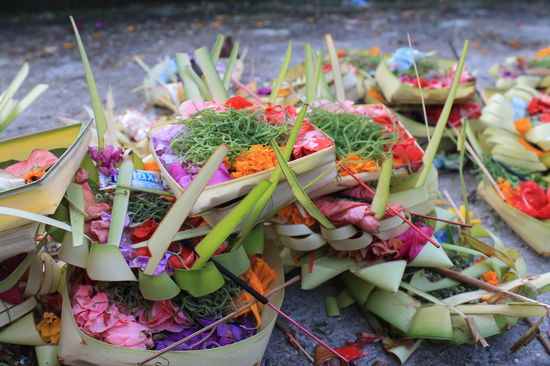 Offerings (Opfergaben) mit Blueten, Reis, Keksen und Bonbons sowie Geldscheinen