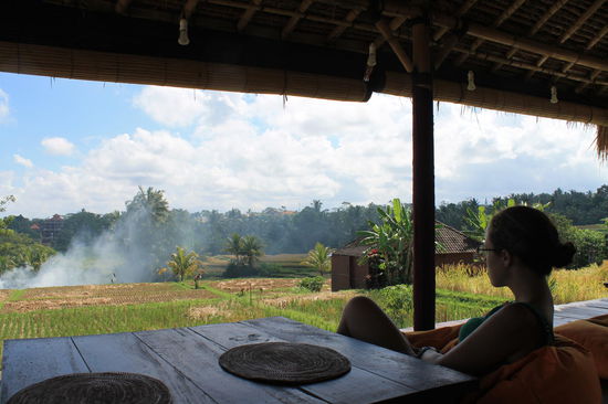 Entspannen beim Mittagessen in einem Warung nach einem Spaziergang durch die Reisfelder bei 35°C