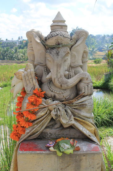 Familienschrein mit Opfergaben davor