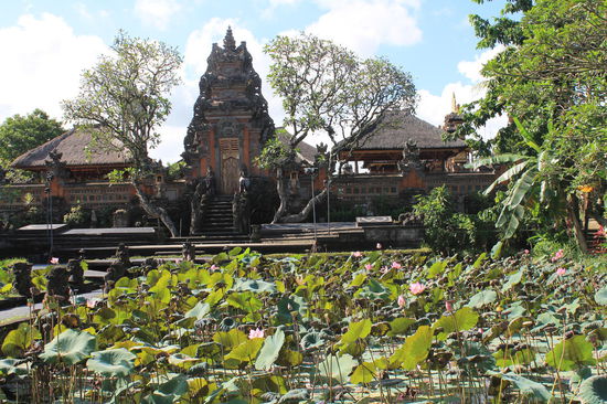 Tempel Pura Taman Saraswati mit Lotusblueten-Teich davor