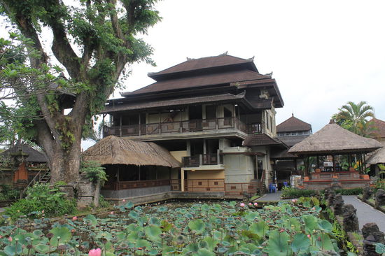 Starbucks gegenueber des Tempels direkt neben Ubud Palace