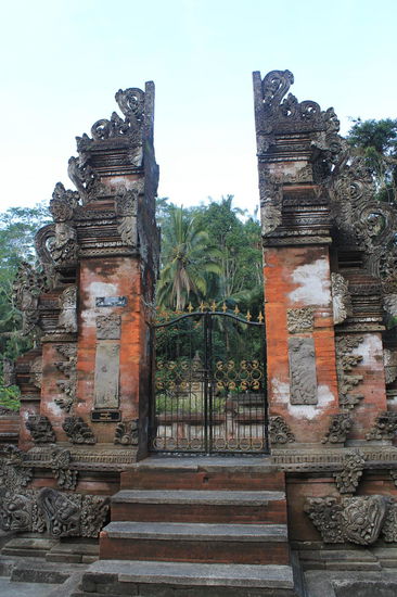 typisches Tor in Tempelanlagen