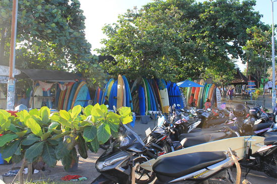 Surfbretterverleih am Strand Batu Bolong
