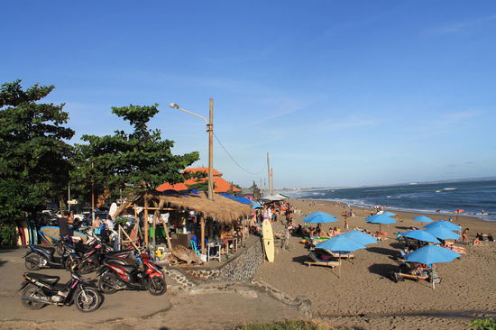 Batu Bolong Beach, der angeblich verlassene Streifen Strand...
