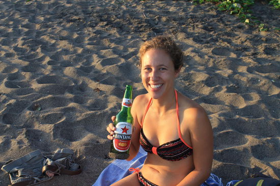 Dies war eins unseren wenigen Biere in Indonesien, weil Alkohol im Verhaeltnis zu Essen und Schlafen unglaublich teuer ist - eine Flasche Bintang kostet zwischen 2 bis 3 Euro
