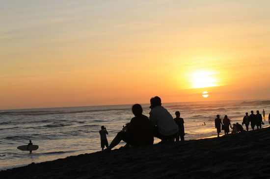 atemberaubende Sonnenuntergaenge jeden Abend