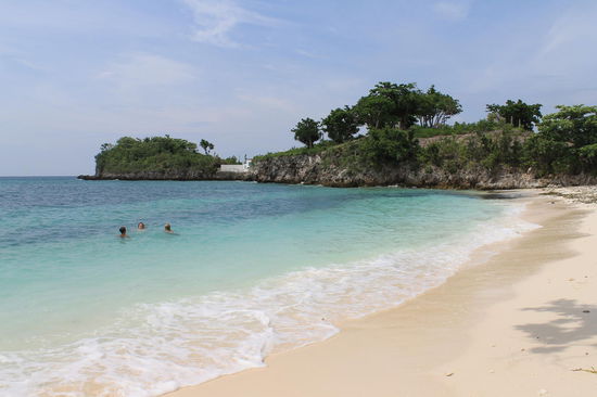 Im Hintergrund kann man ein Teil des zerstoerten Resorts sehen, dass durch die Taifune zerstoert wurde und seither nicht mehr wieder aufgebaut und hergerichtet wurde