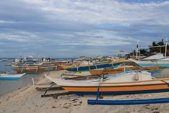 Boote am Strand von Malapascua