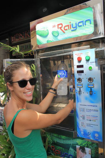 So einen Wasserautomaten haben wir in Melaka das erste Mal auf unserer Reise gesehen - fuer umgerechnete 5 Cent hat man auf Knopfdruck 1 1/2 Liter Wasser bekommen!