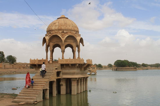 Gadisar Lake in Jaisalmer, der sich immer erst waehrend des Monsuns mit Wasser fuellt