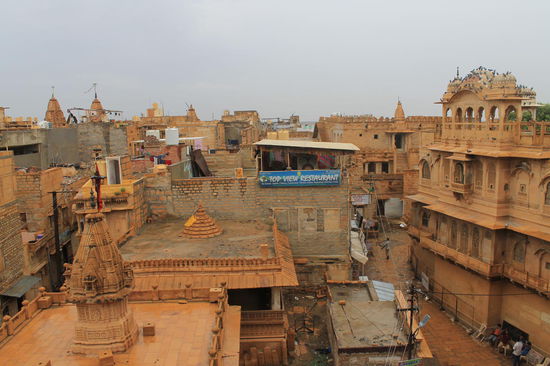 Blick von Maharaja-Palast aus auf die Strasse in der unser Hostel lag (die Dachterrasse neben dem Top View Restaurant gehoert zu Ba's Hostel) - in der rechten Ecke sitzen die ganzen Jungs, die versuchen Tourist_innen fuer Restaurants oder Hotels zu gewinnen