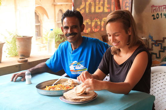 Beim taeglichen Mittagessen in Ba's Hostel - Dal (Linsen) und unser selbstgemachtes Chapati
