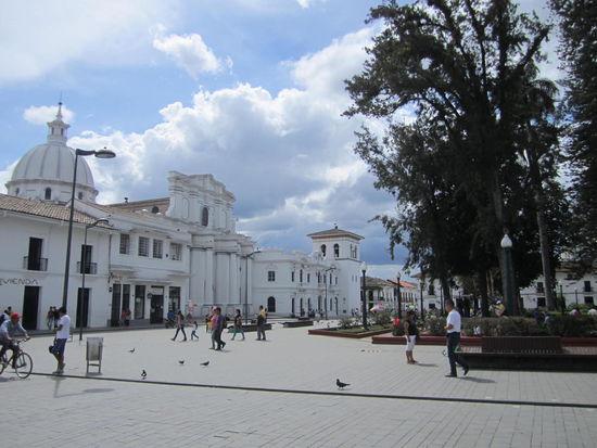 Unser Hostel ist genau neben der Kirche, deshalb konnten wir heute morgen auch den Kirchenchor in der Kueche hoeren  Der gleiche Platz im Normalzustand