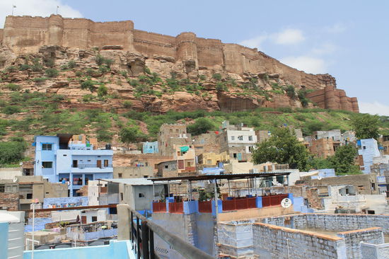 Blick von der Dachterrasse unseres Guesthouses auf das Fort