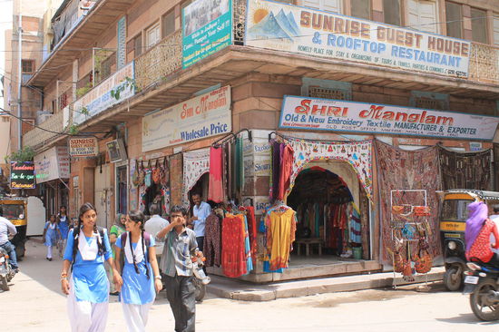 In der Altstadt gab es unglaublich viele Touri-Klamottenlaeden