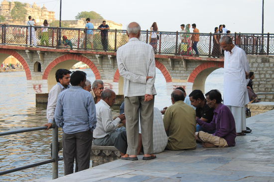 Beim taeglichen Kartenspielen am Flussufer