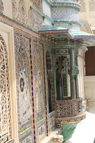 Palace in Udaipur - im Unterschied zum Palast in Jaisalmer war dieser Palast durch seine Vielzahl an Marmor, Mosaike und Malereien gepraegt