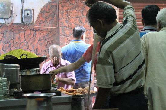 Der "Chai-Master" in unserem Lieblings-Samosaladen