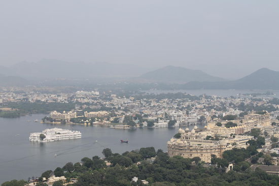 Der weisse Kasten im See ist DAS Luxus-Hotel in Udaipur, in dem eine Uebernachtung ueber 1000$ kostet! Vor kurzem hat ein reicher Inder sowohl das Hotel als auch den Palast gegenueber gemietet und das Ganze dann mit einem Privatauftritt von Shakira getoppt. 
Vor 3 Jahren war der See so ausgetrocknet, dass man nicht per Boot sondern zu Fuss zu dem Hotel laufen konnte.