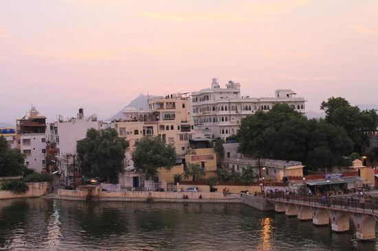 Blick von einem Rooftop-Cafe beim Sonnenuntergang
