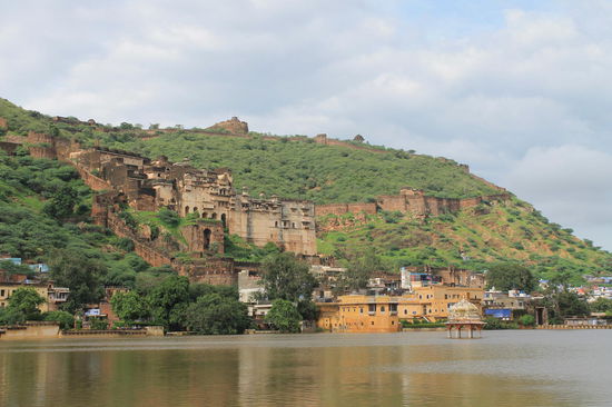 Unser Haveli und der Garten am See ist auf der linken Seite des Bildes. Im Hintergrund der Bundi Palace, den der Schriftsteller Joseph Rudyard Kipling als Werk von Goblins beschrieben hat, weil er so wirkt als ob er direkt aus dem Berg gebaut worden ist.
